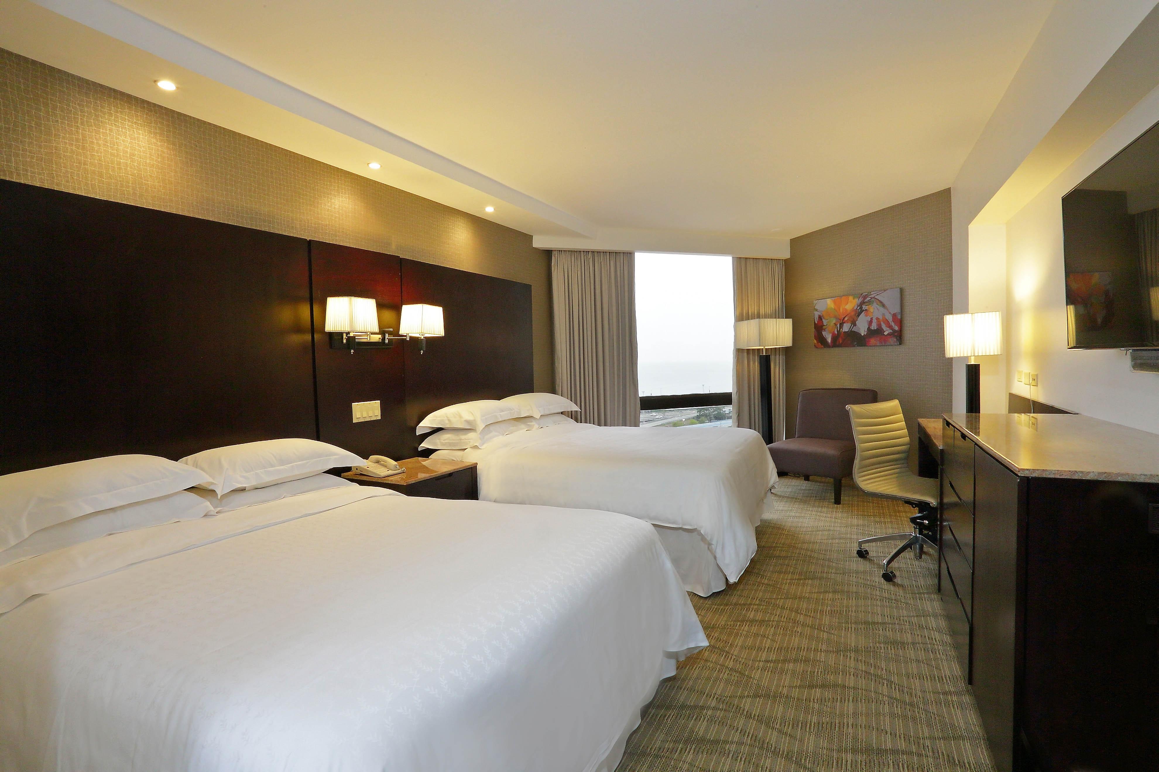 Sheraton Grand Panama Exteriér fotografie A guest room at the Sheraton São Paulo.