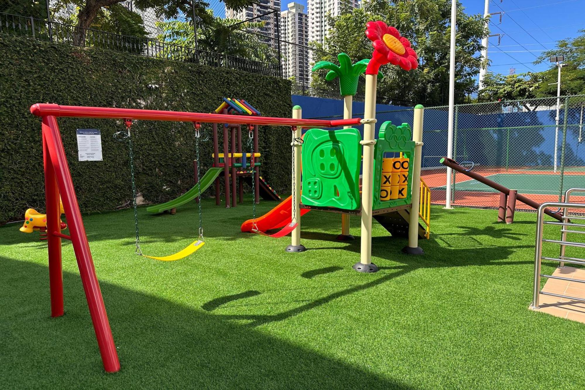 Sheraton Grand Panama Exteriér fotografie Playground at the school